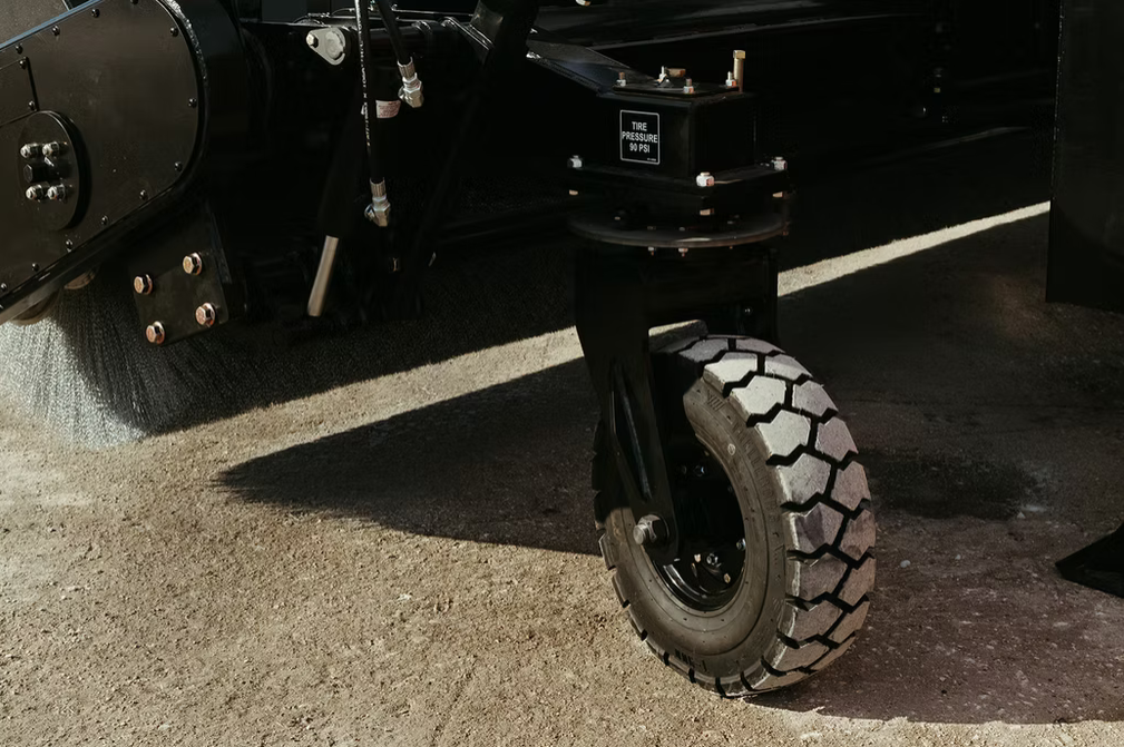 Snow Lynx RS-300 rear 3/4 view with full broom extended