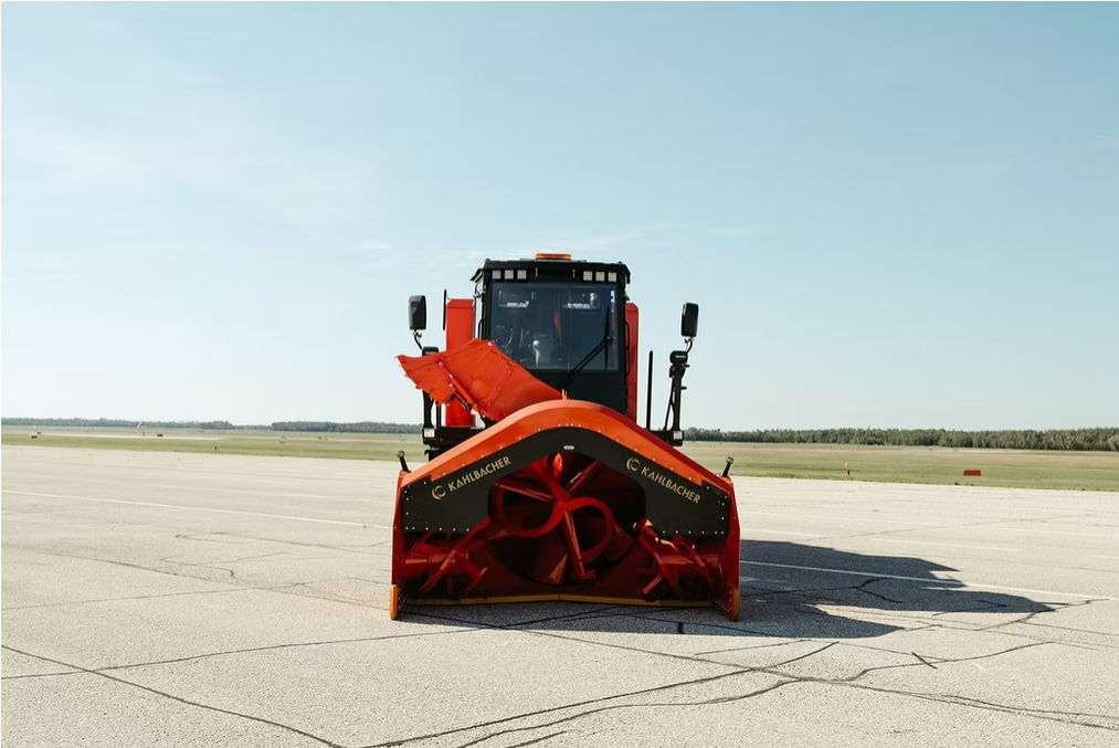 Snow Wolf SB-1050 side profile on runway