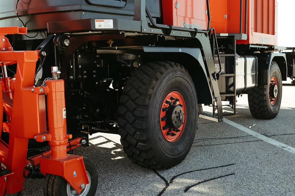 Snow Wolf SB-1050 chassis undercarriage and wheel detail